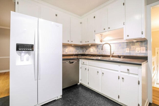 Building Photo - 916 Tanglewood Dr