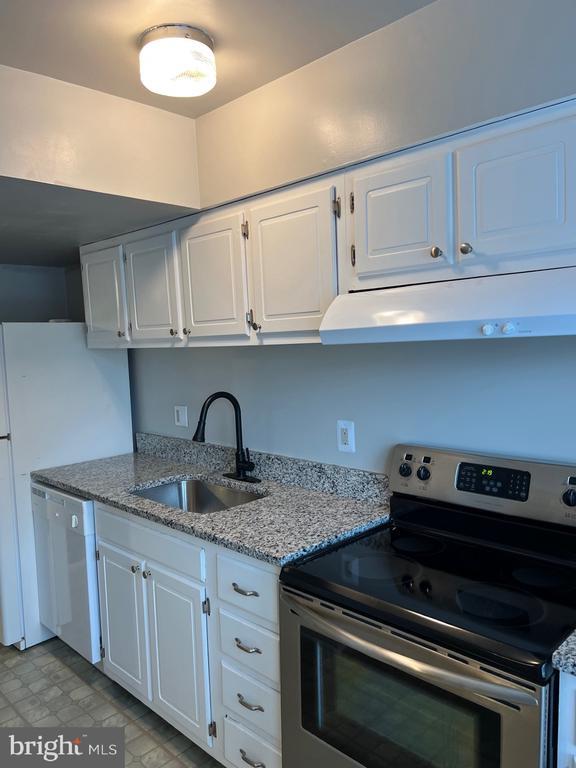 Building Photo - 8452 Sandstone Way