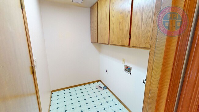 Building Photo - Single Level Ranch, Central Air, Large Yar...
