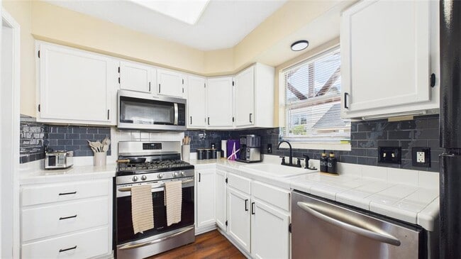 Building Photo - 1658 Du Barry Ln