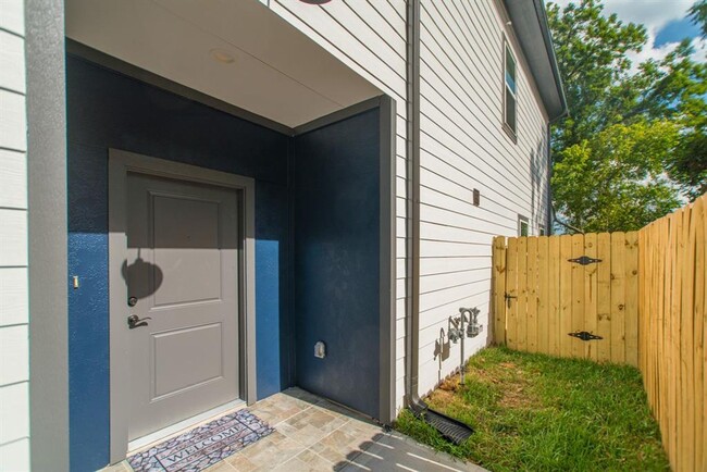 Building Photo - Modern Living with WATER, GAS & ALARM SYST...