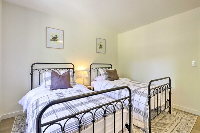 Building Photo - 1155 Grape Ln