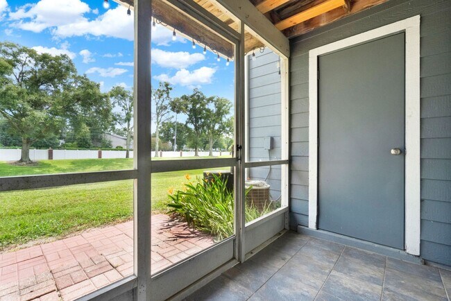 Building Photo - First Floor 2/2 Condo with private back in...
