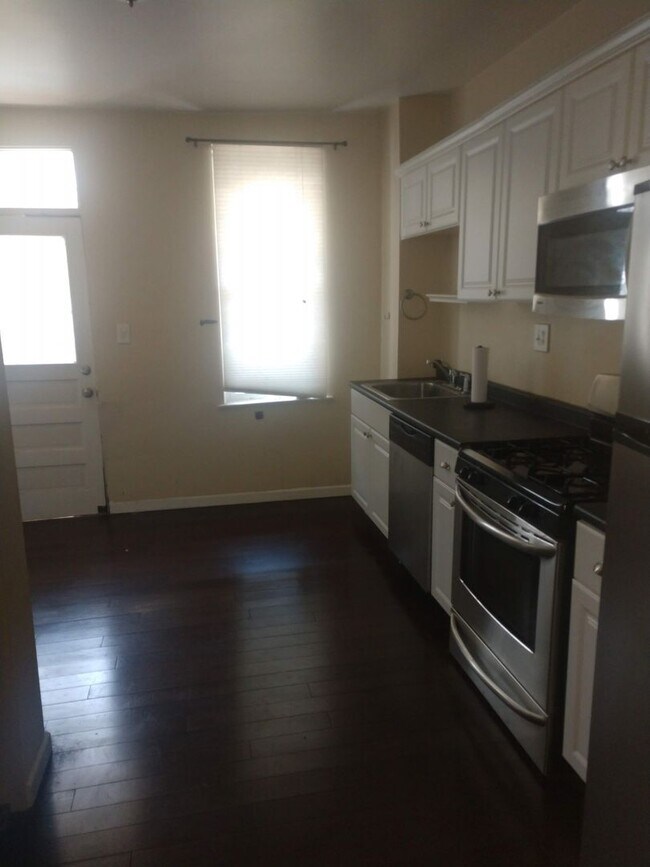 Building Photo - Beautiful Home for Rent With Some Utilitie...