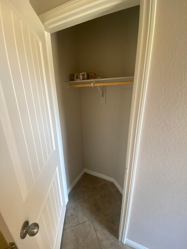 Building Photo - Spacious 4-Bed, 3-Bath Home in Southwest Las Vegas!