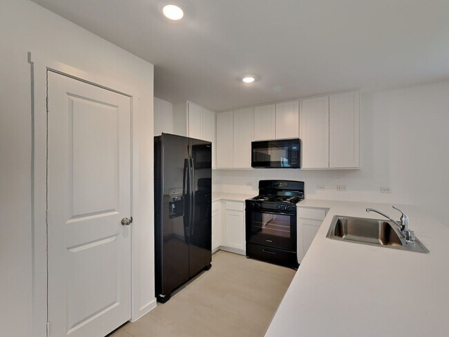 Building Photo - ***FREE MONTHS RENT WITH MOVE IN ON OR BEFORE 12-31-2025***