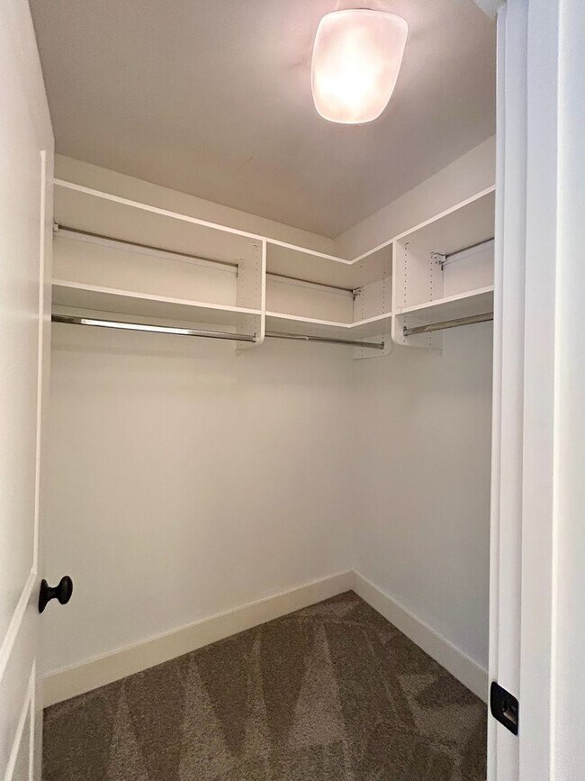 Building Photo - Queen Anne Townhouse