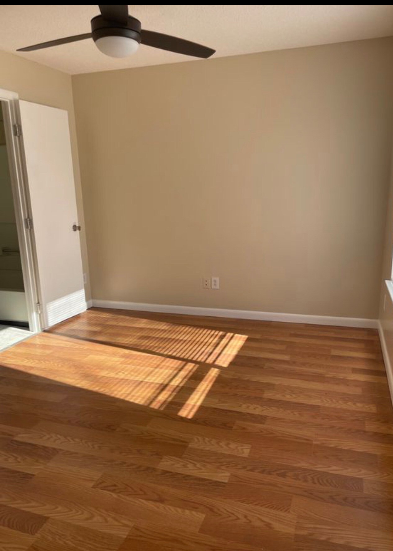 Building Photo - Room in Apartment on University Ct