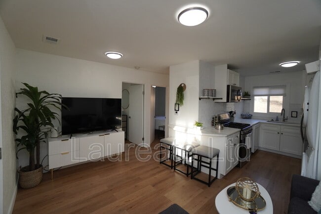 Building Photo - 930 Orchard St