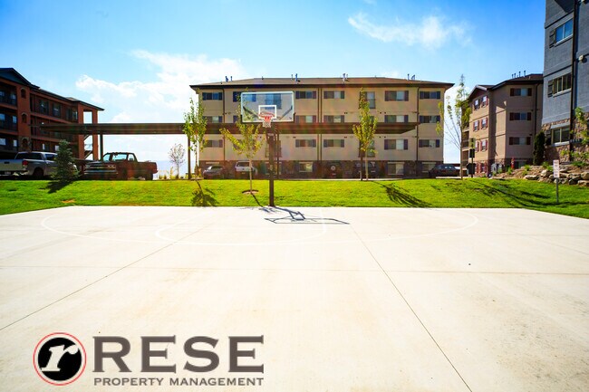 Building Photo - Beautiful Modern Orem Condo w free interne...