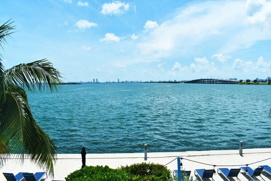 Building Photo - 551 NE 39th St