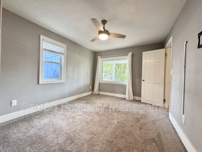 Building Photo - 6543 SE Borwick St