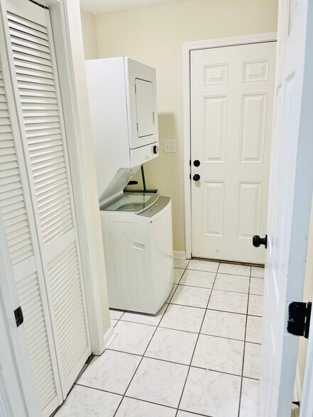 Building Photo - 2270 Miriam Ln