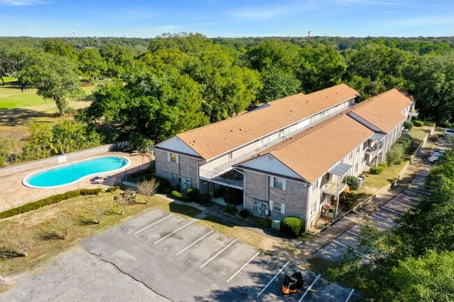 Building Photo - 115 Country Club Dr