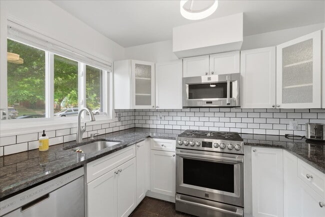 Building Photo - Charming Split-Level Home in the Heart of Alexandria