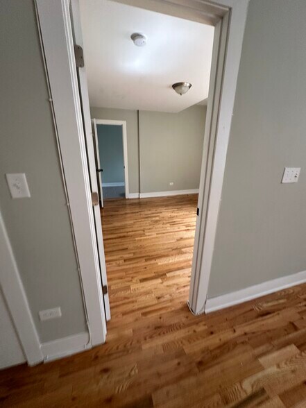 Building Photo - 910 W George St