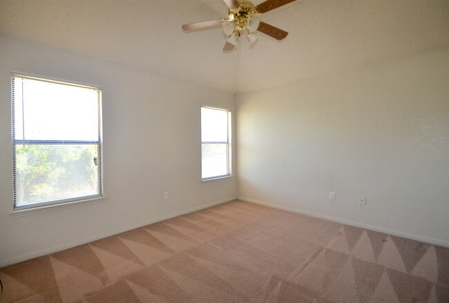 Building Photo - AMAZING 4 BED/ 2 BATH HOME IN WESTERN HILL...