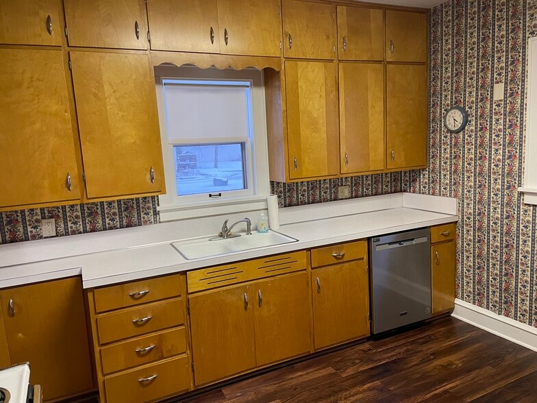 Building Photo - 204 E 3rd St