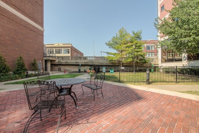 Building Photo - One Bedroom Unit in Wonderful Western Auto Lofts