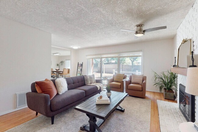 Building Photo - **Great Home** 3 Bed | 2 Bath | NE Heights | Quiet Neighborhood, Prime Location