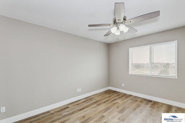 Building Photo - 4 bedroom 2.5 bathroom townhome