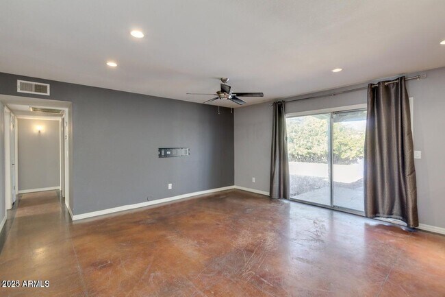 Building Photo - 3832 E Bloomfield Rd