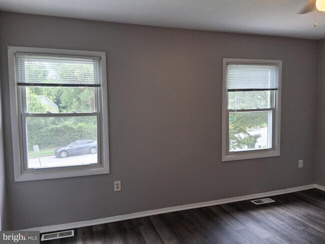 Building Photo - 929 Topview Dr