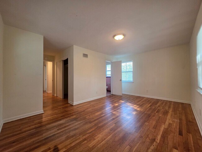 Building Photo - Bull St