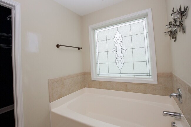 Building Photo - *Lease Special!* Fiber optic internet incl...