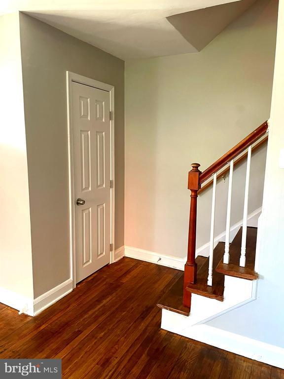 Building Photo - 1049 Reverdy Rd