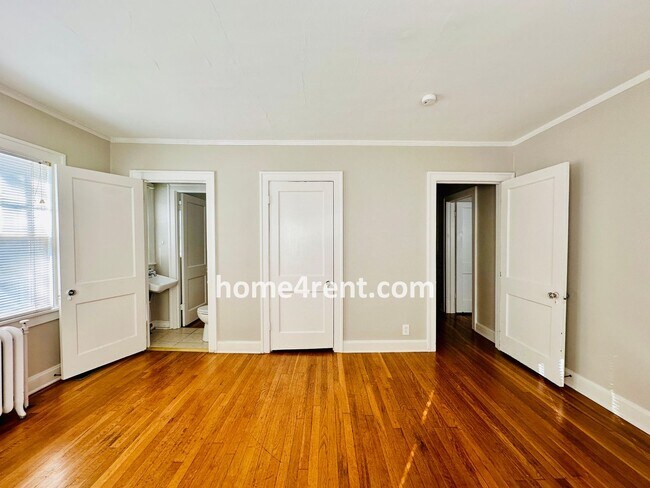 Building Photo - First Level Condo, Just Off the Plaza with Hardwood Floors and Lawn Care Provided!