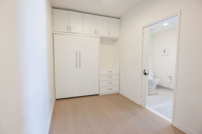 Building Photo - Luxurious Jewel high-rise condo unit; FULL...