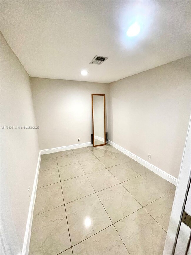 Building Photo - 2700 Riverside Dr