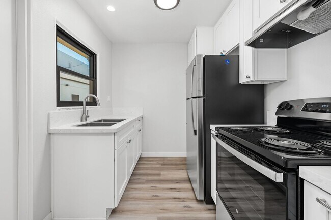 Building Photo - HILLCREST GREAT RENOVATED ONE BEDROOM APARTMENT.