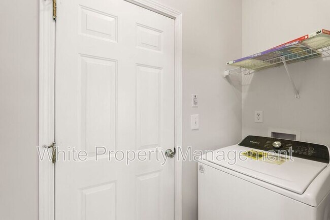 Building Photo - 12427 Oakton Hunt Dr