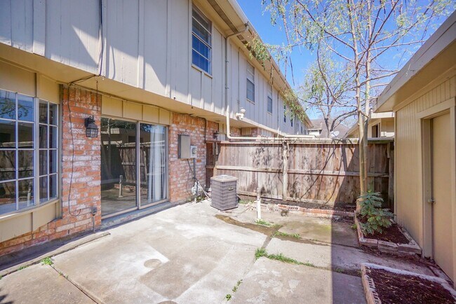 Building Photo - 2515 Oak Hill Dr