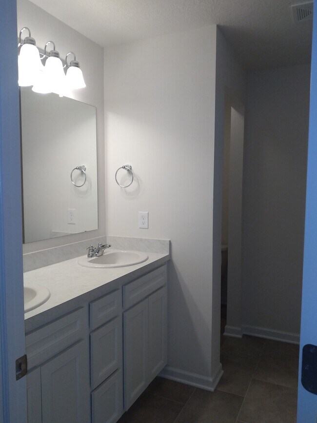 Building Photo - 410 Cottontail Ct