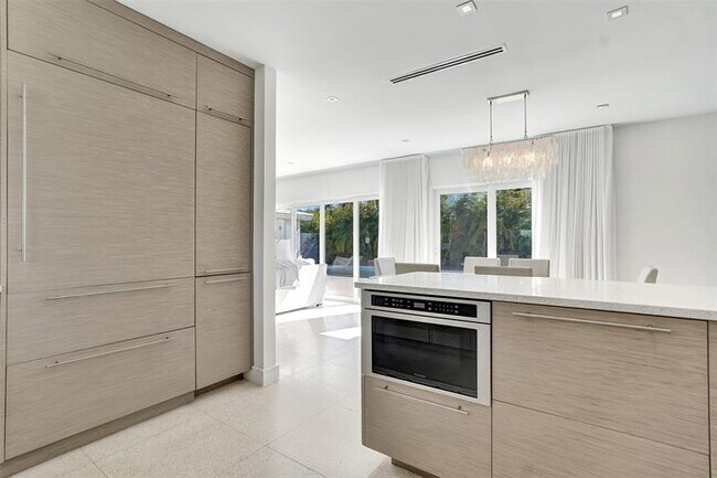 Building Photo - 2514 Yacht Club Blvd