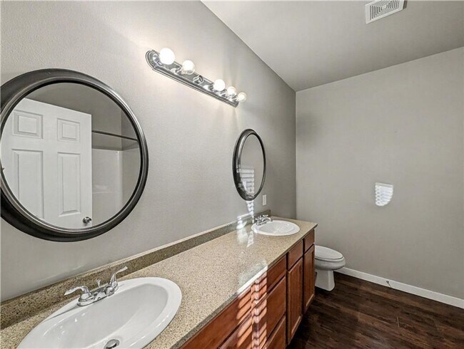 Building Photo - 862 Oakwood Ct