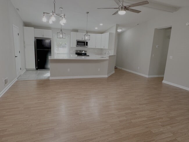 Building Photo - 1408 Suterland Rd