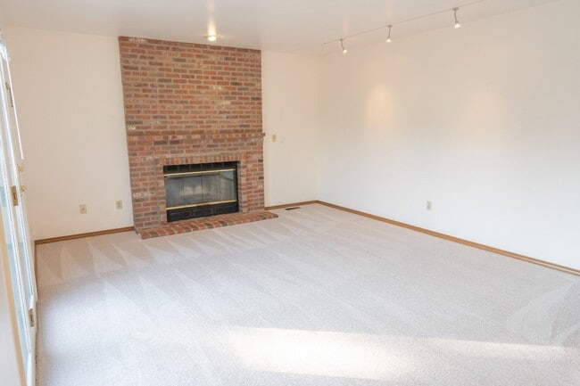 Building Photo - 3Bd/2.5Ba Bellevue House( Newport Hill)