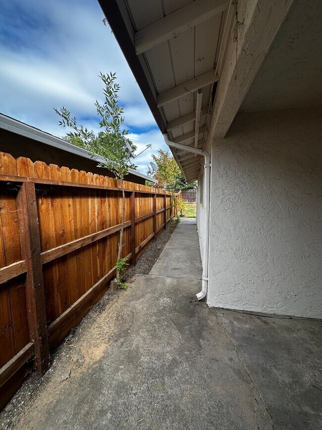 Building Photo - 5620 Brush Creek Dr