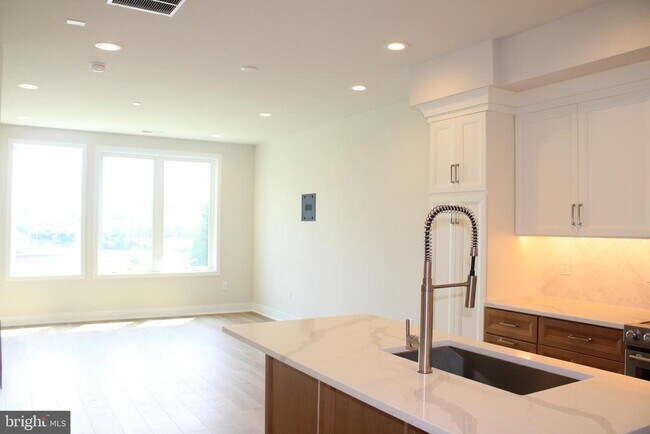 Building Photo - 205 Manion Aly