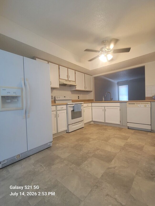 Building Photo - 2 bedroom, 1.5 bathrooms townhouse in Virginia Beach