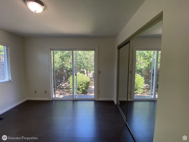 Building Photo - 3bd/2ba Single-Level Home - Close to Downt...