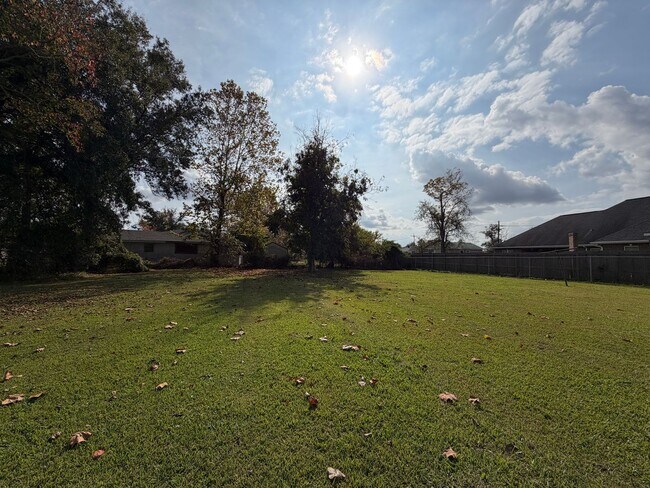 Building Photo - Spacious yard-3/2 available now!