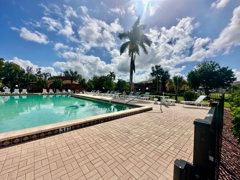 Building Photo - 6300 Royal Woods Dr