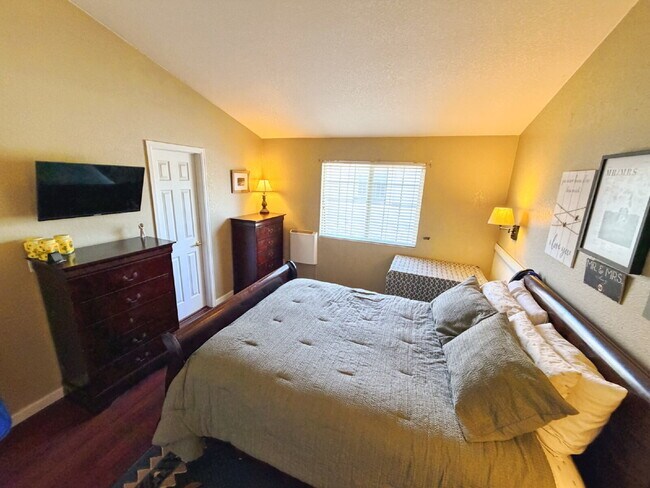 Building Photo - Rare opportunity to lease a golf course-view condo in one of Littleton's most convenient locations!