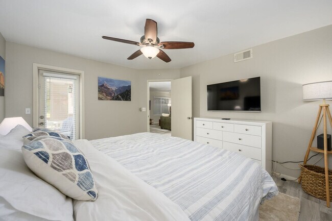Building Photo - 4850 E Desert Cove Ave