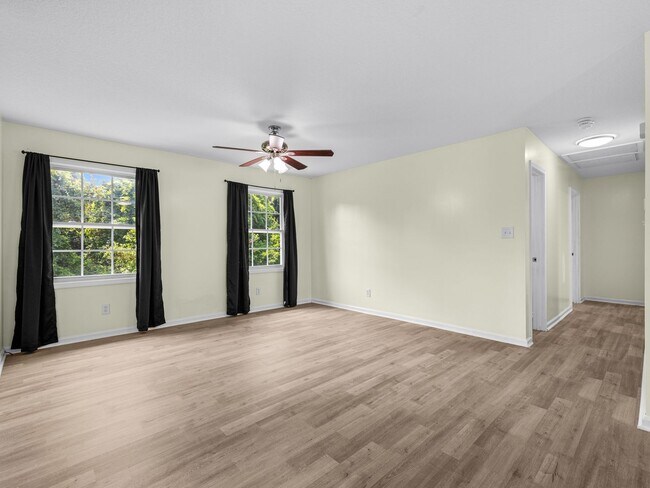 Building Photo - 103 Oakwood Ct